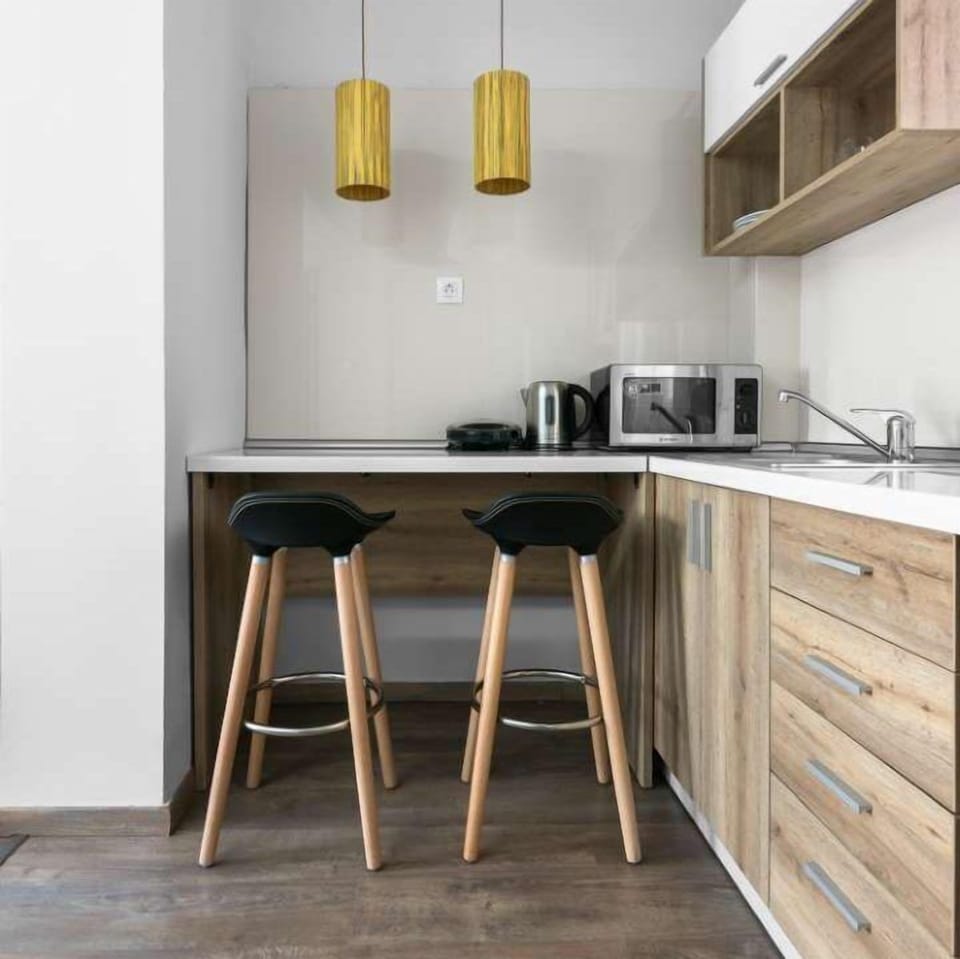 City Apartment | Private kitchen | Full-size fridge, oven, coffee/tea maker, cookware/dishes/utensils