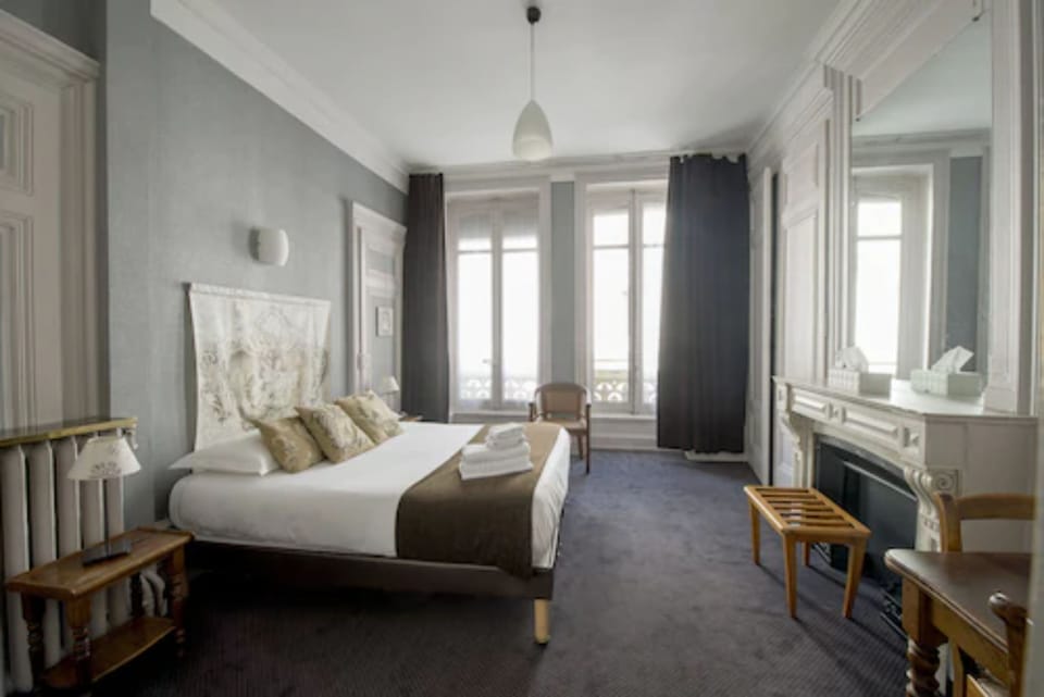 Club Double Room, 1 Queen Bed | In-room safe, individually decorated, individually furnished, desk