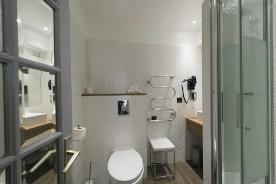 Club Twin Room, 2 Twin Beds | Bathroom | Free toiletries, hair dryer, towels
