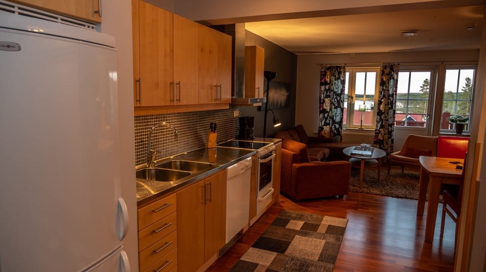 Eight-bed apartment | Private kitchen | Dining table