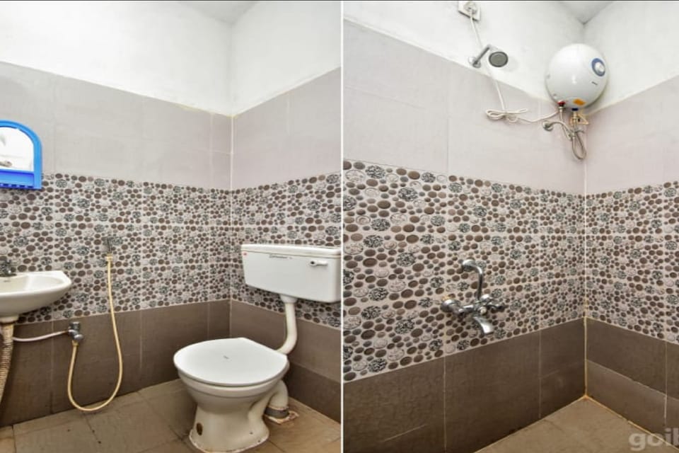 Luxury Room | Bathroom | Shower, rainfall showerhead, towels