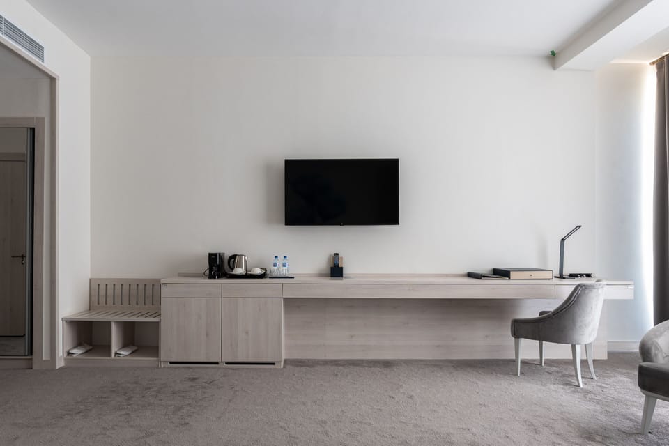 Junior Studio Suite | Minibar, in-room safe, laptop workspace, blackout drapes