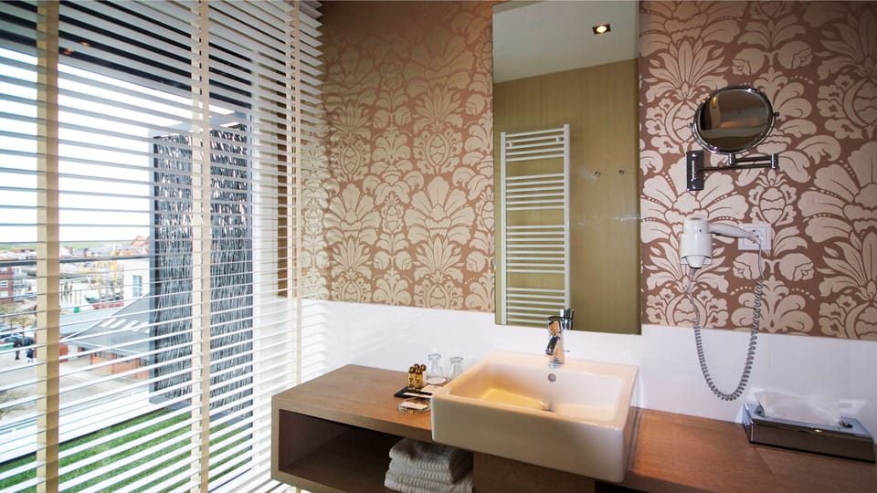 Panorama Suite with balcony "AndMoreSuite+View" | Bathroom | Shower, free toiletries, hair dryer, towels