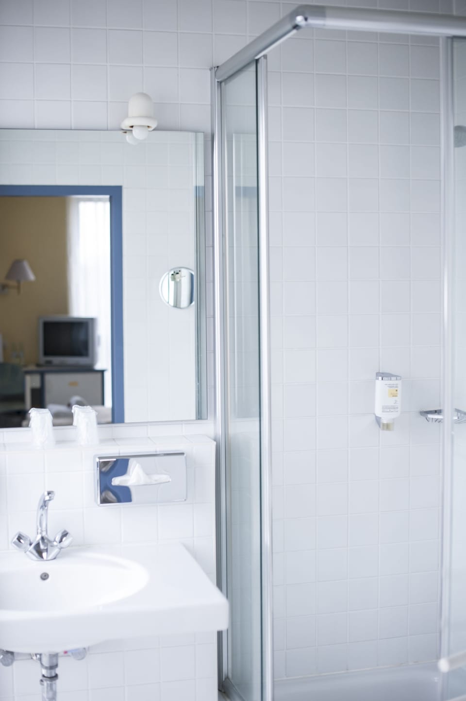 Double Room (Cosy) | Bathroom | Free toiletries, hair dryer, towels