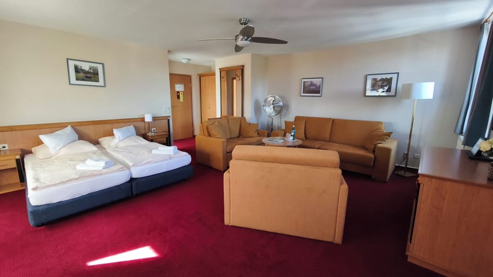 Suite | Desk, free WiFi, bed sheets