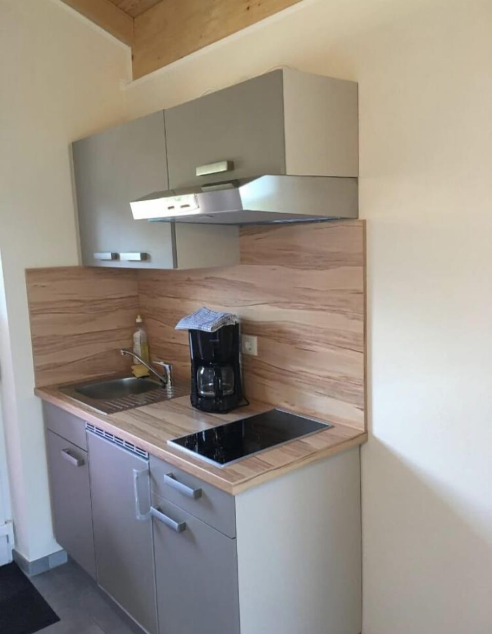 Coffee/tea maker, refrigerator (on request), stovetop, electric kettle