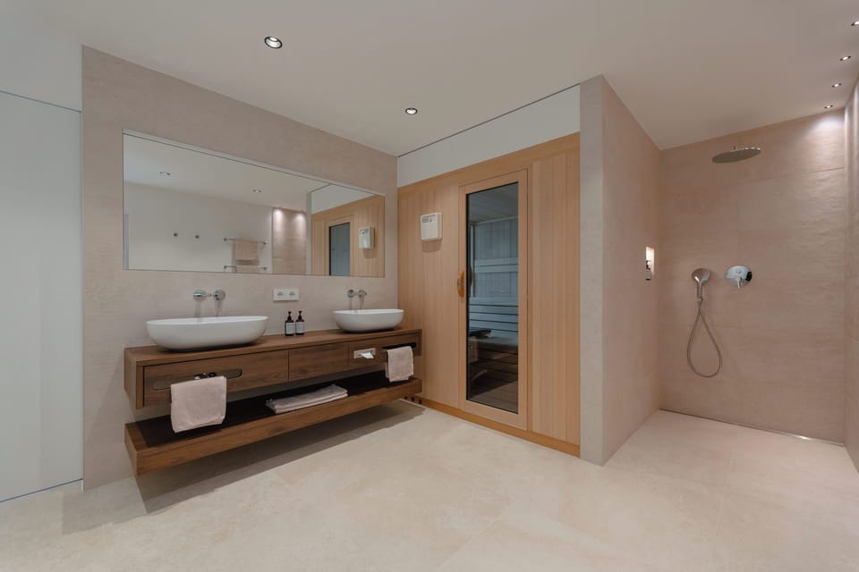 Grand Suite | Bathroom | Free toiletries, hair dryer, bathrobes, slippers