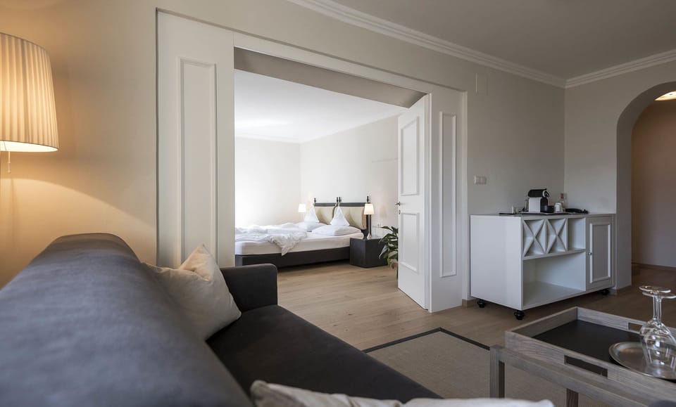Suite | Living area | 20-inch flat-screen TV with satellite channels, TV
