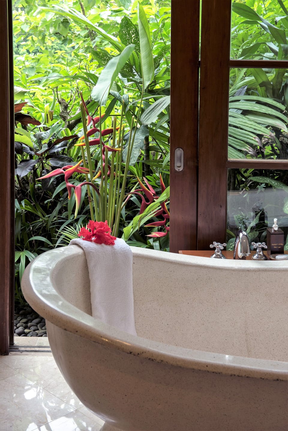 Deluxe Suite, Garden View, Poolside | Deep soaking bathtub