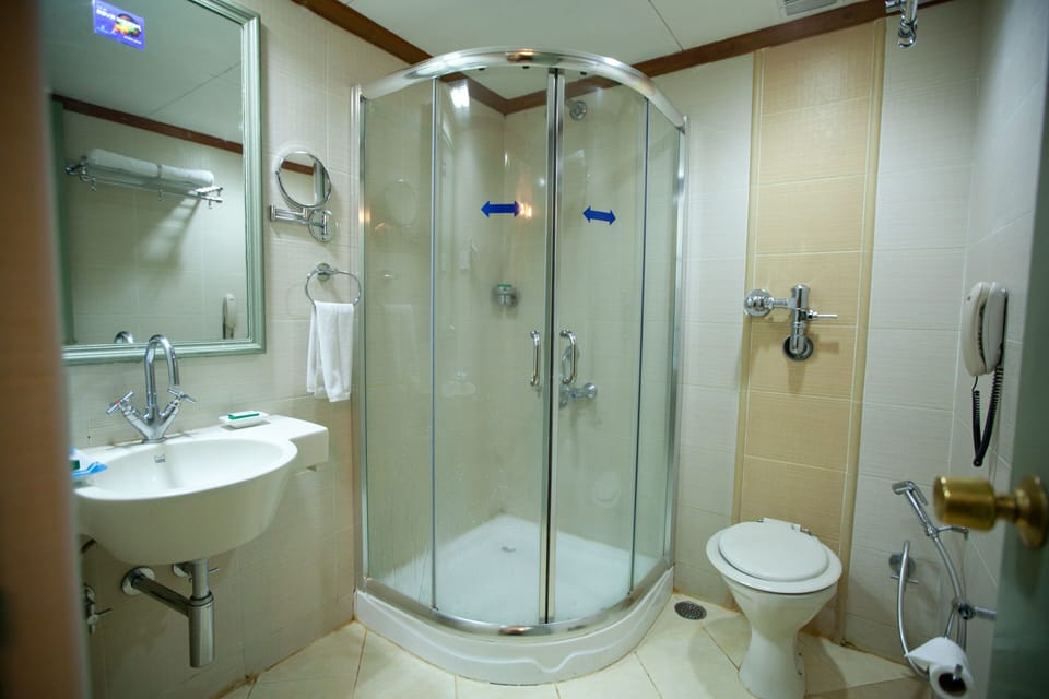 Executive Room | Bathroom | Shower, free toiletries, hair dryer, towels