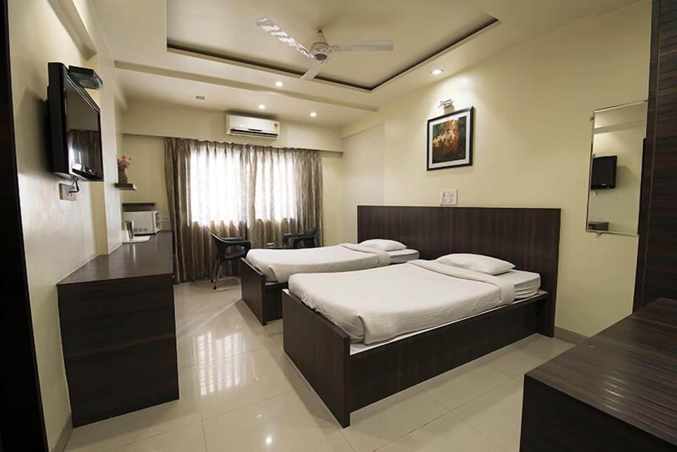 Deluxe Room, 1 Double Bed | In-room safe, desk, iron/ironing board, free WiFi