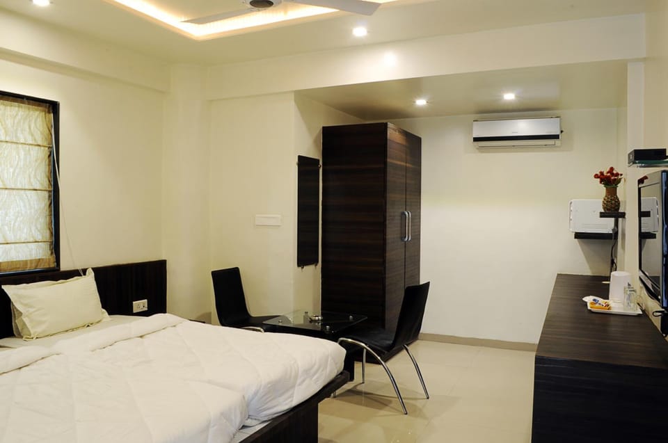In-room safe, desk, iron/ironing board, free WiFi