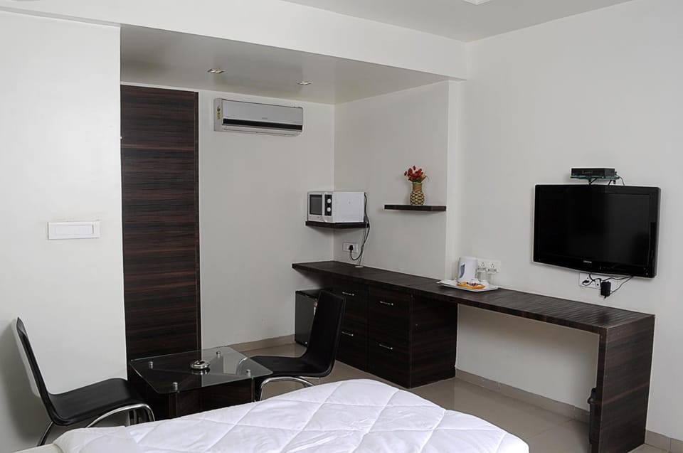 In-room safe, desk, iron/ironing board, free WiFi