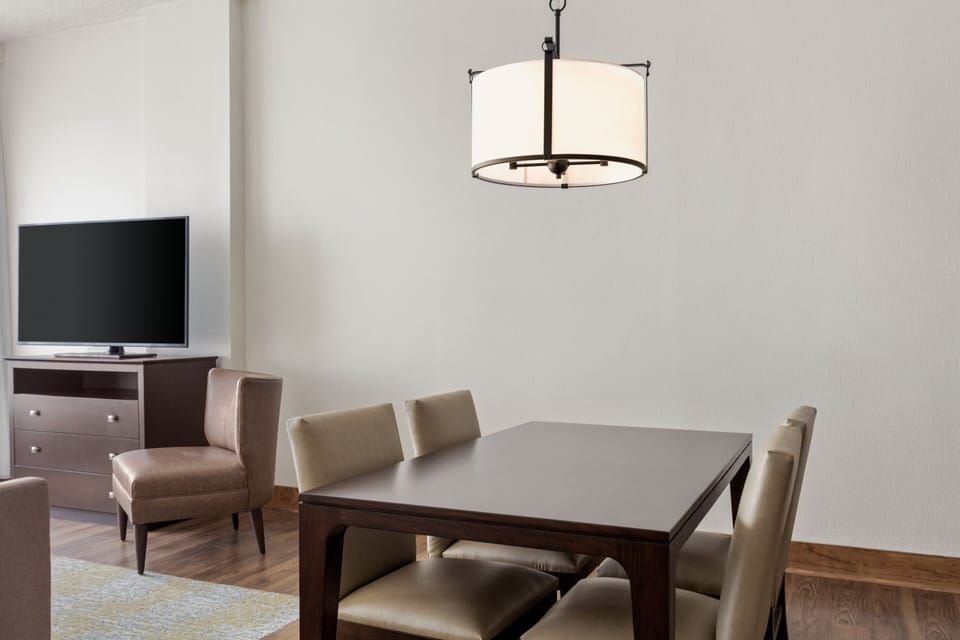 1 bedroom, hypo-allergenic bedding, desk, laptop workspace