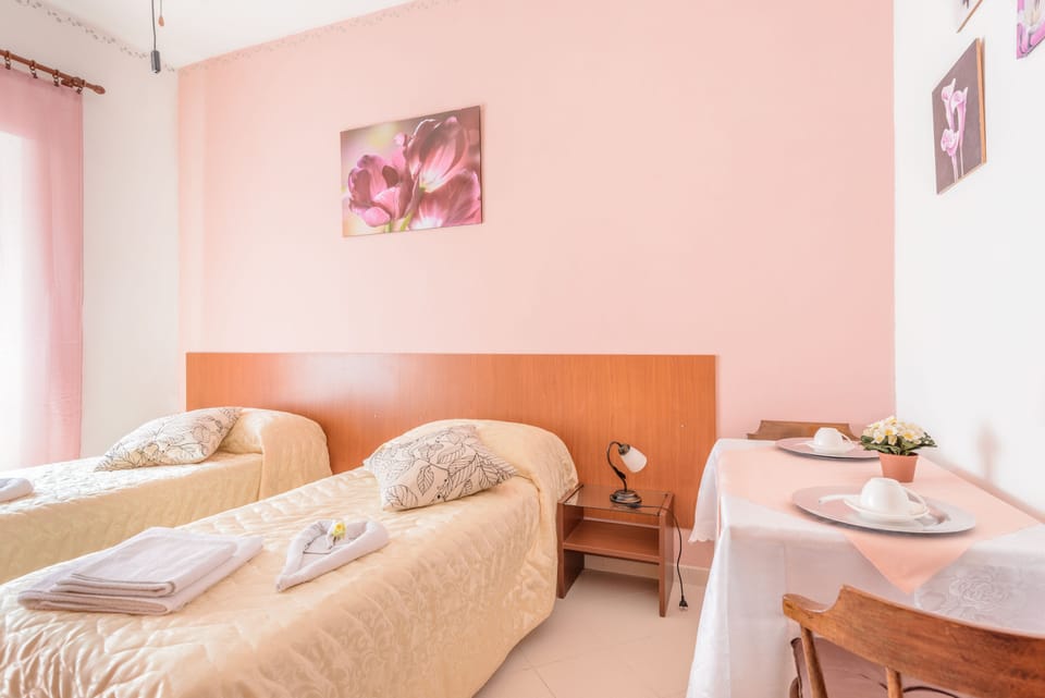Double Room, Shared Bathroom | Rollaway beds, free WiFi