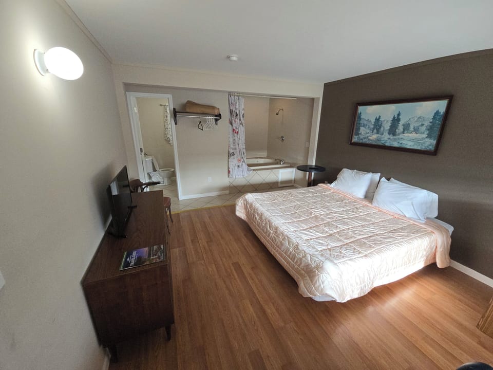 Comfort Double Room, 1 King Bed, Non Smoking | Desk, bed sheets