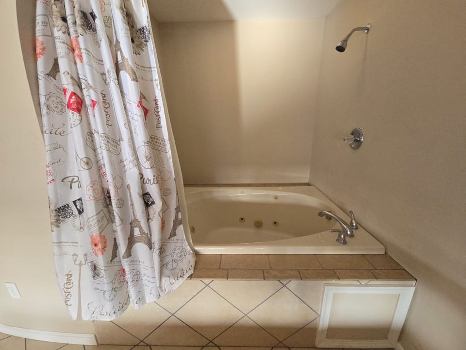 Comfort Double Room, 1 King Bed, Non Smoking | Bathroom | Free toiletries, towels, soap, shampoo