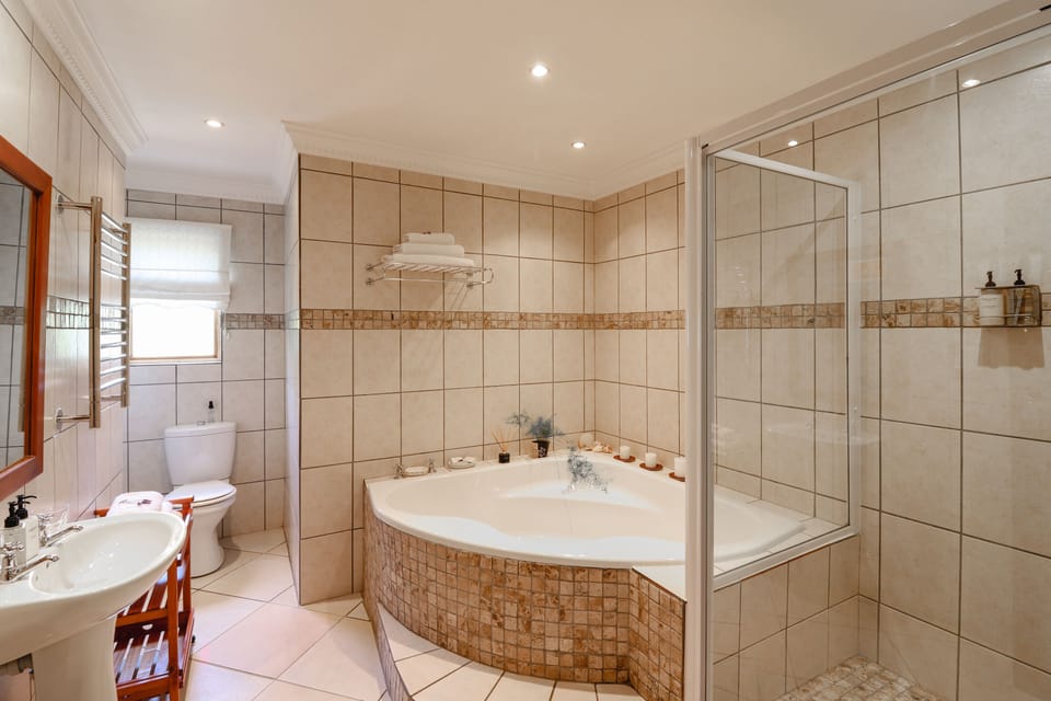 Luxury Double Room (1) | Bathroom | Separate tub and shower, free toiletries, hair dryer, towels