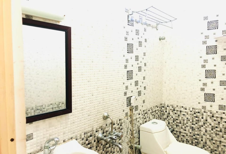 Standard Double Room | Bathroom | Shower, free toiletries, towels