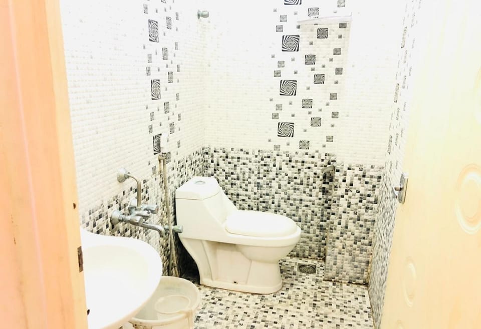 Standard Double Room | Bathroom | Shower, free toiletries, towels