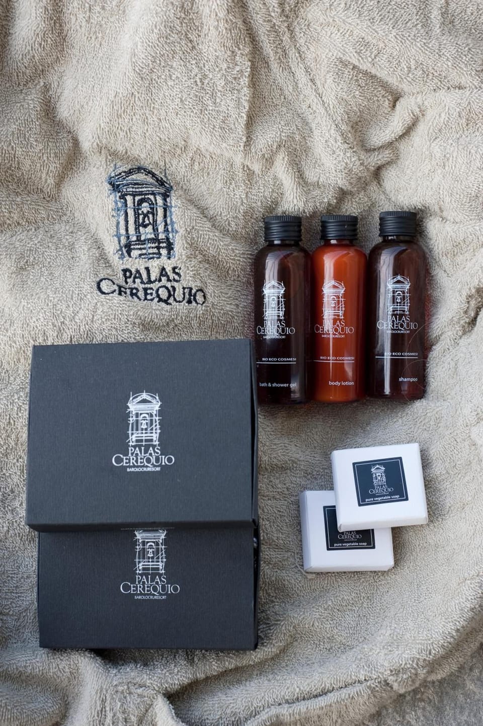 Rainfall showerhead, free toiletries, hair dryer, bathrobes