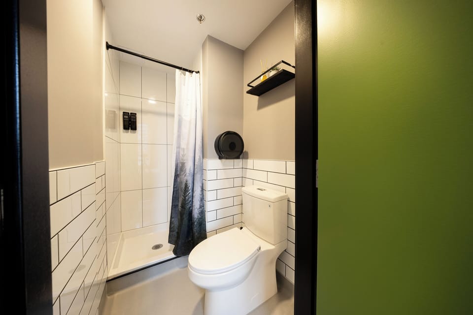 Private Double Room with Ensuite | Bathroom | Hair dryer, towels, shampoo, toilet paper