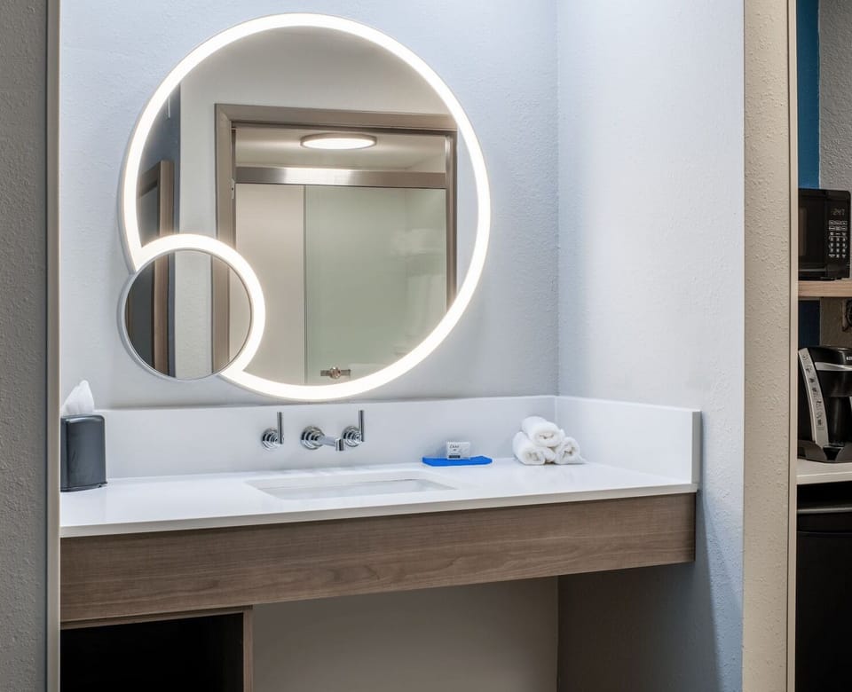 Standard Room, 2 Queen Beds | Bathroom | Hair dryer, towels