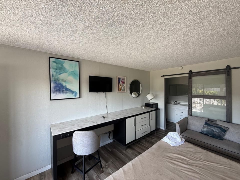 Premium Room | Blackout drapes, free WiFi, bed sheets