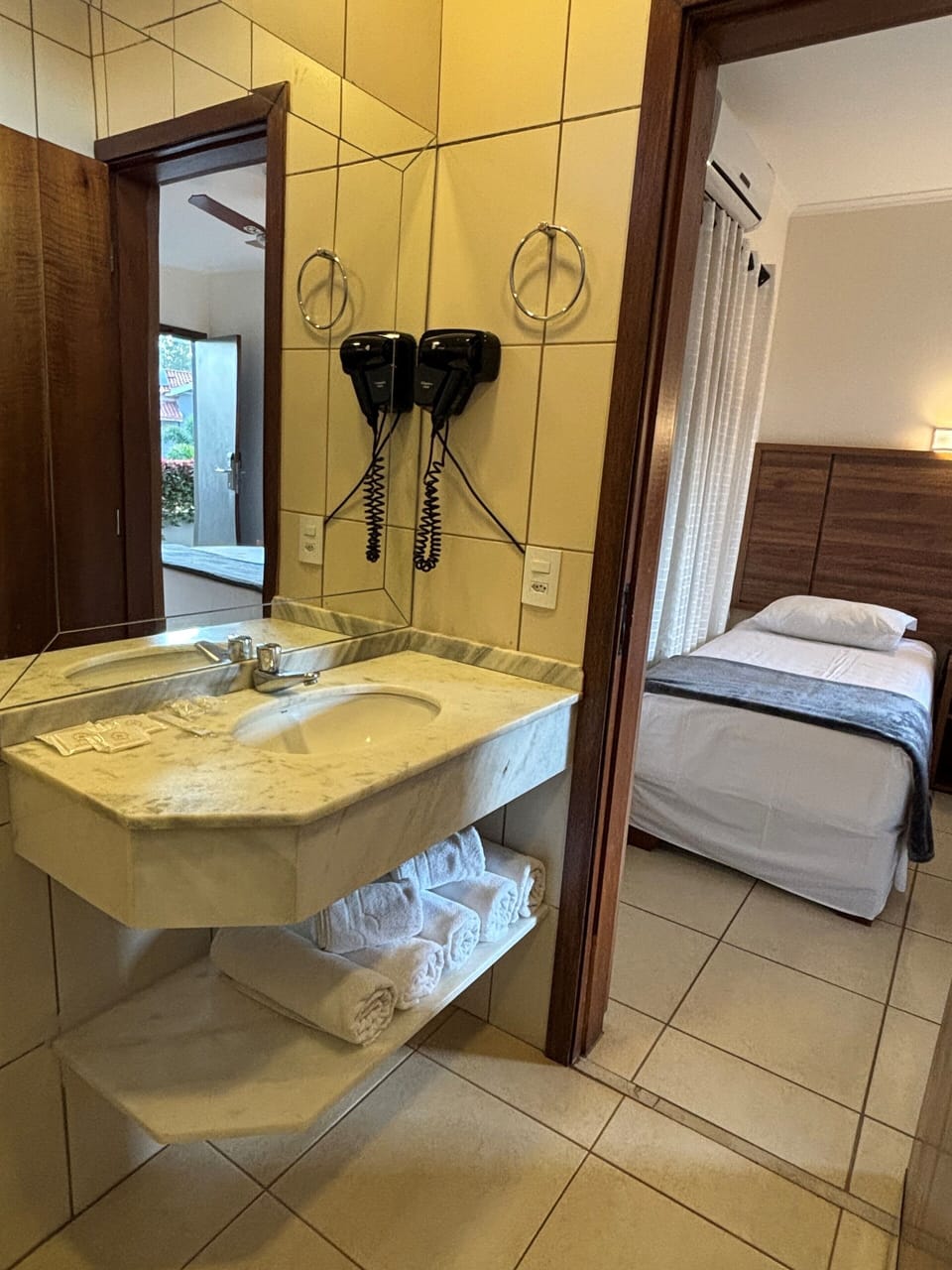 Quíntuplo Superior | Bathroom | Shower, hair dryer, towels, soap