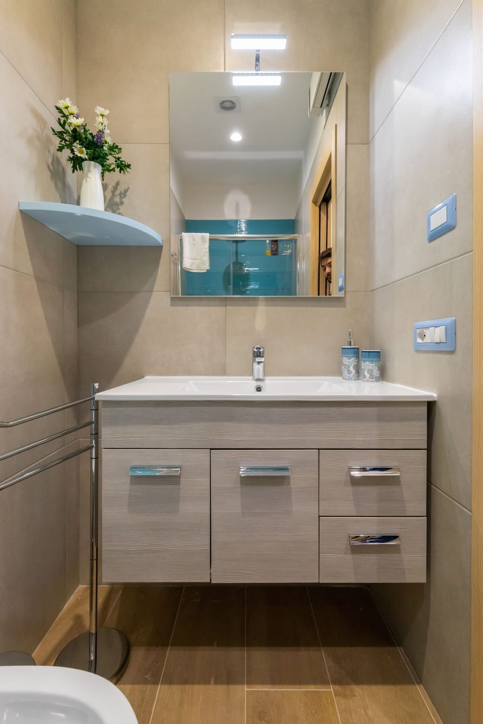 Triple Room | Bathroom | Shower, rainfall showerhead, bidet, towels