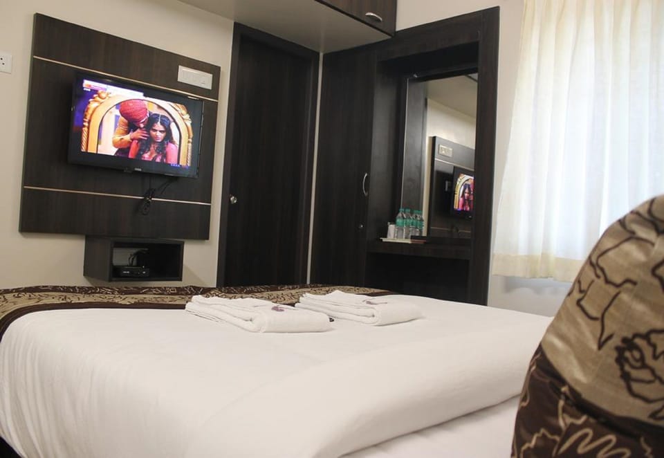Deluxe Double Room | Egyptian cotton sheets, premium bedding, desk, laptop workspace