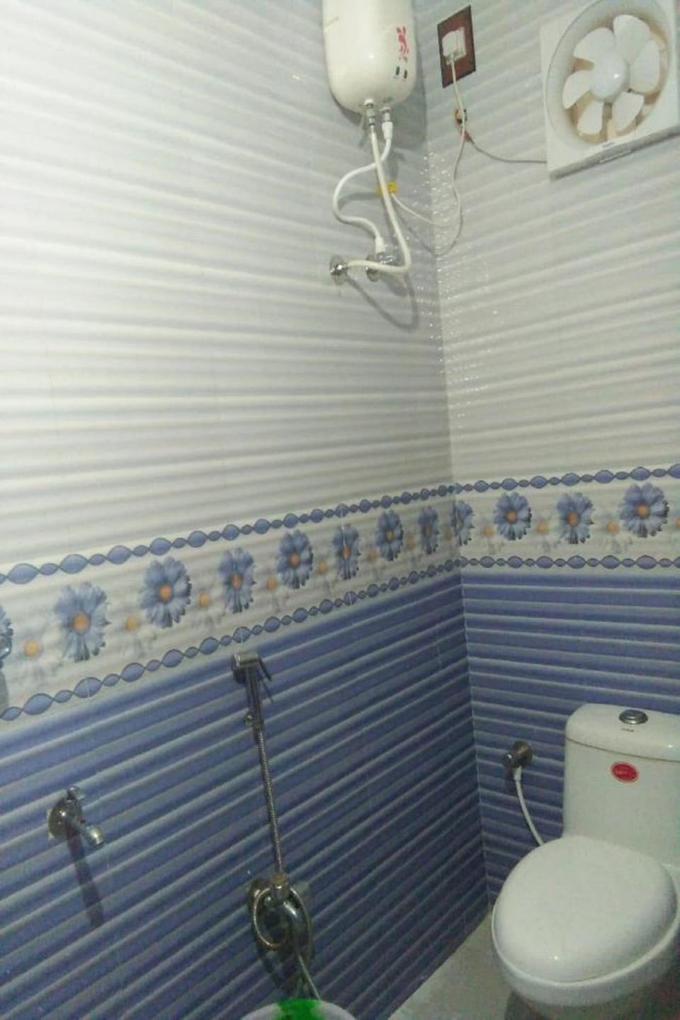 Shower, rainfall showerhead, free toiletries, towels