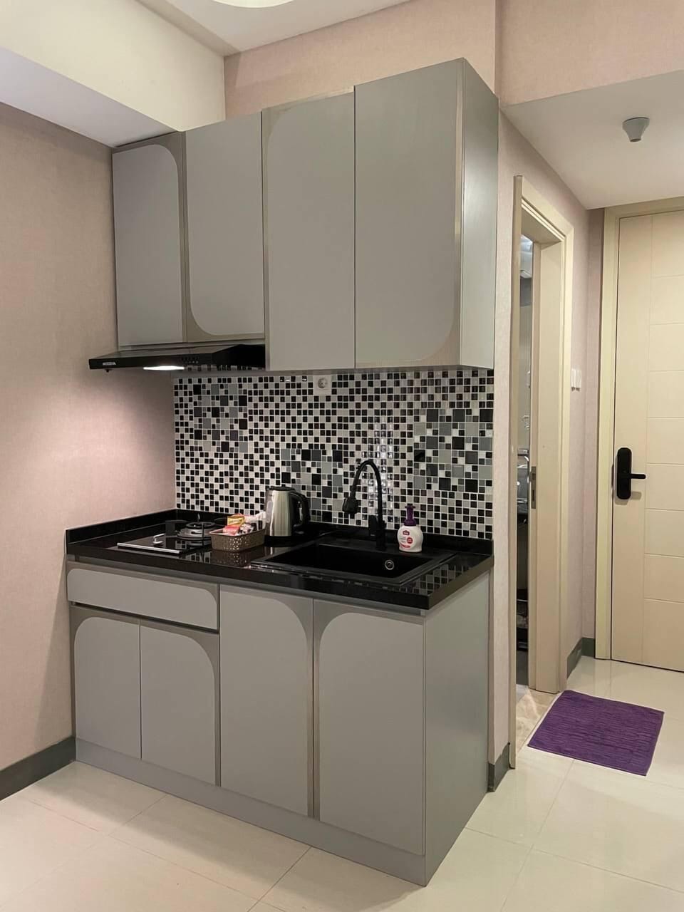 Luxury Studio Suite, Multiple Beds, Kitchenette, Pool View | Private kitchen | Fridge, stovetop, electric kettle, rice cooker