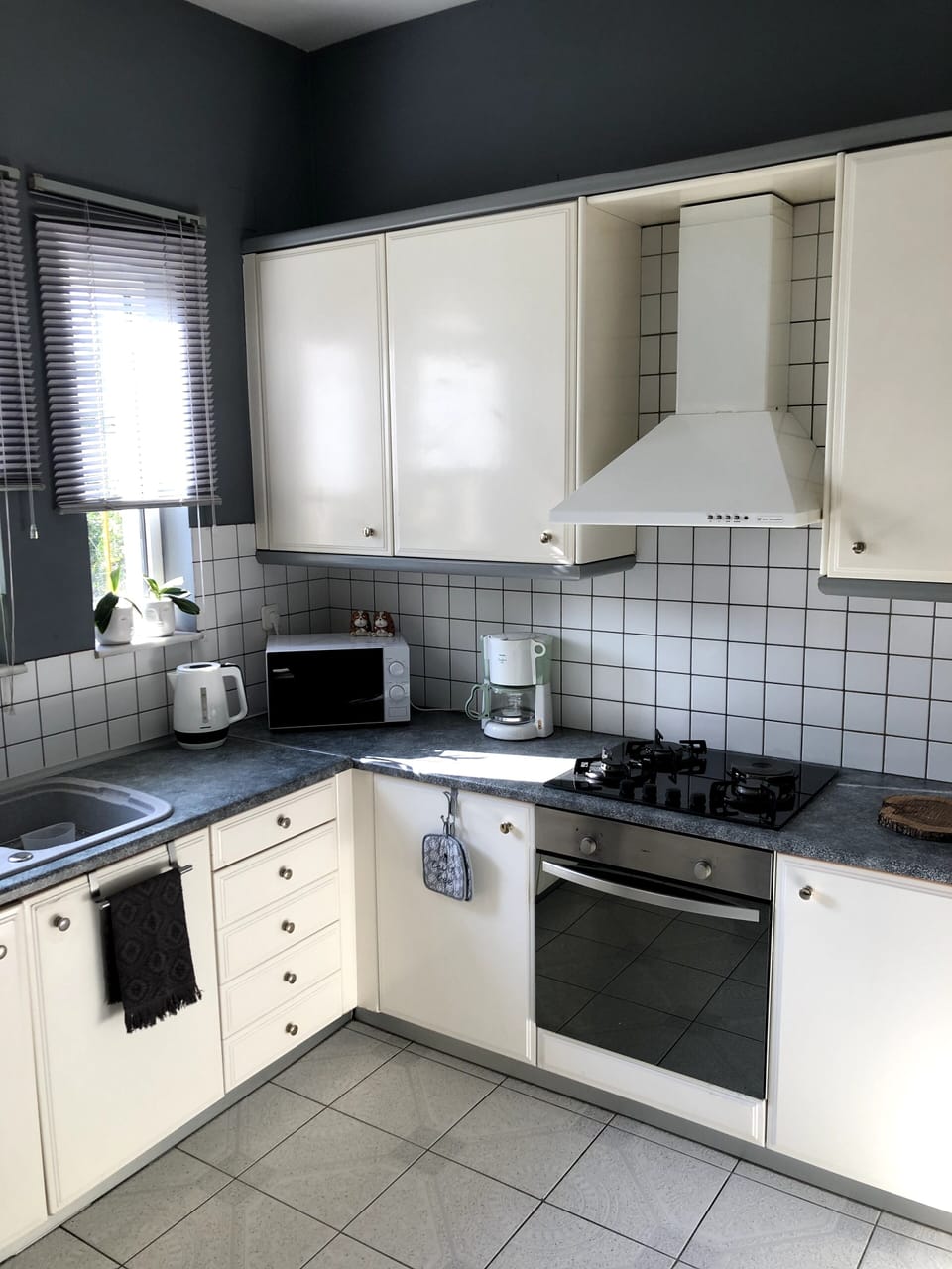 Comfort Apartment, 3 Bedrooms | Private kitchen | Coffee/tea maker, electric kettle, toaster, cookware/dishes/utensils