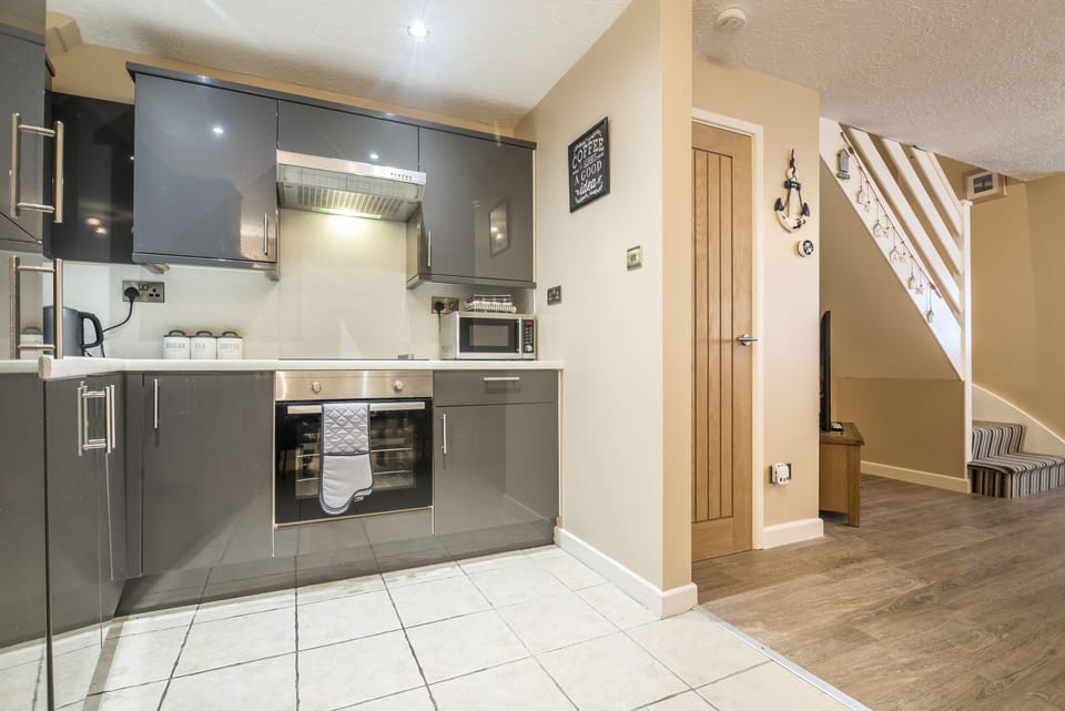 Apartment (2 Bedrooms) | Private kitchen | Full-size fridge, microwave, oven, stovetop