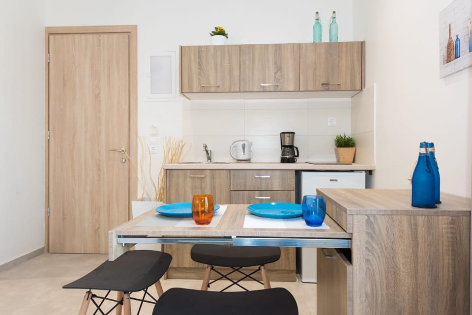 Superior Apartment, Partial Sea View | In-room dining