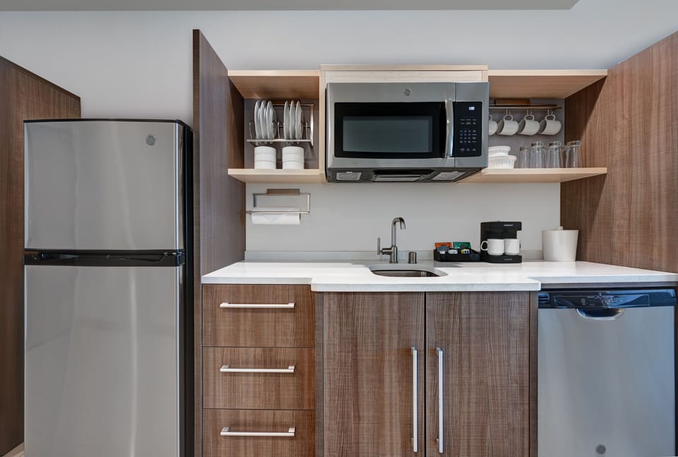 Full-size fridge, microwave, dishwasher, coffee/tea maker