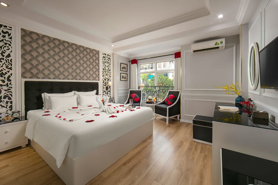 Junior Double Room, City View | Living area | 32-inch flat-screen TV with cable channels, TV