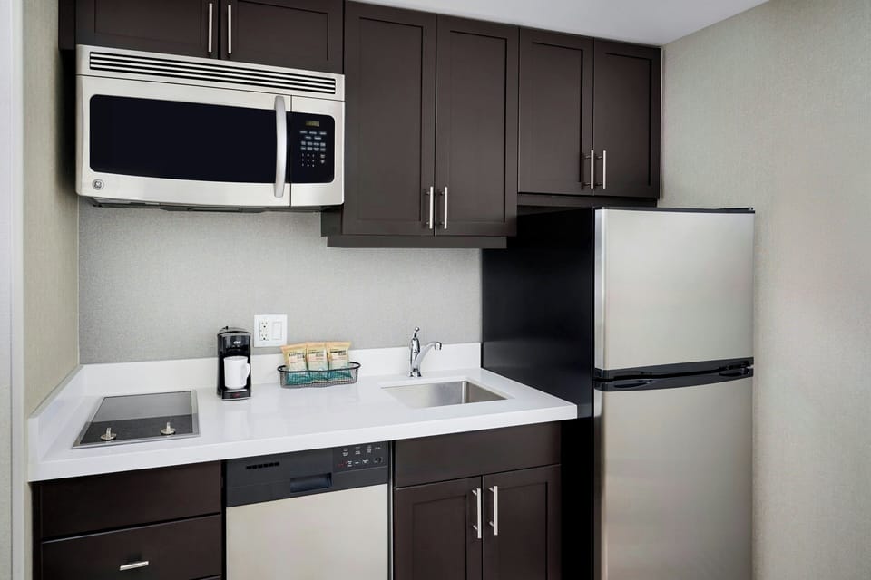 Full-size fridge, microwave, stovetop, dishwasher