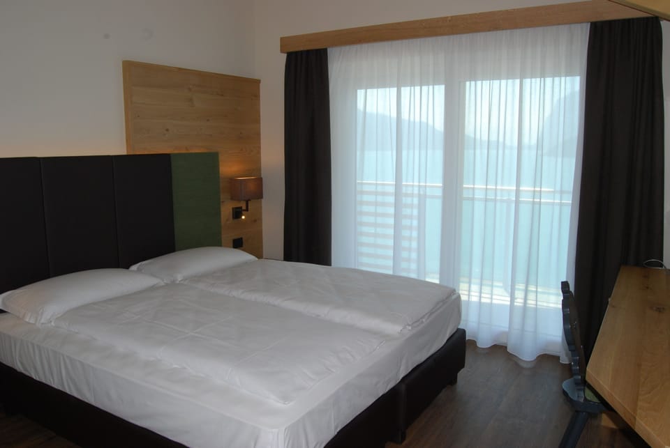In-room safe, desk, soundproofing, cribs (surcharge)