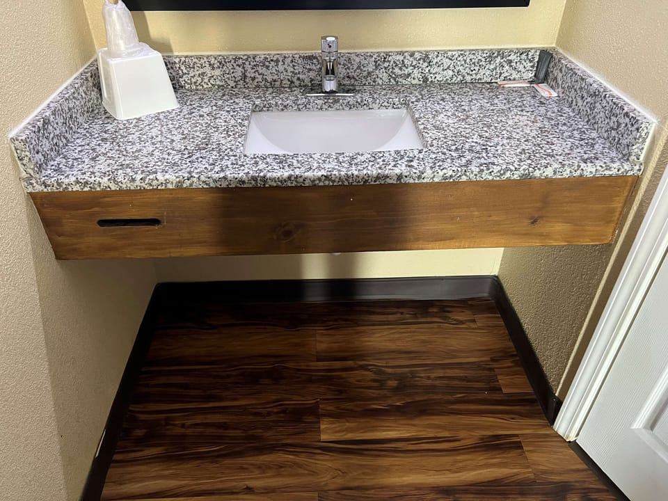 Combined shower/tub, free toiletries, hair dryer, towels