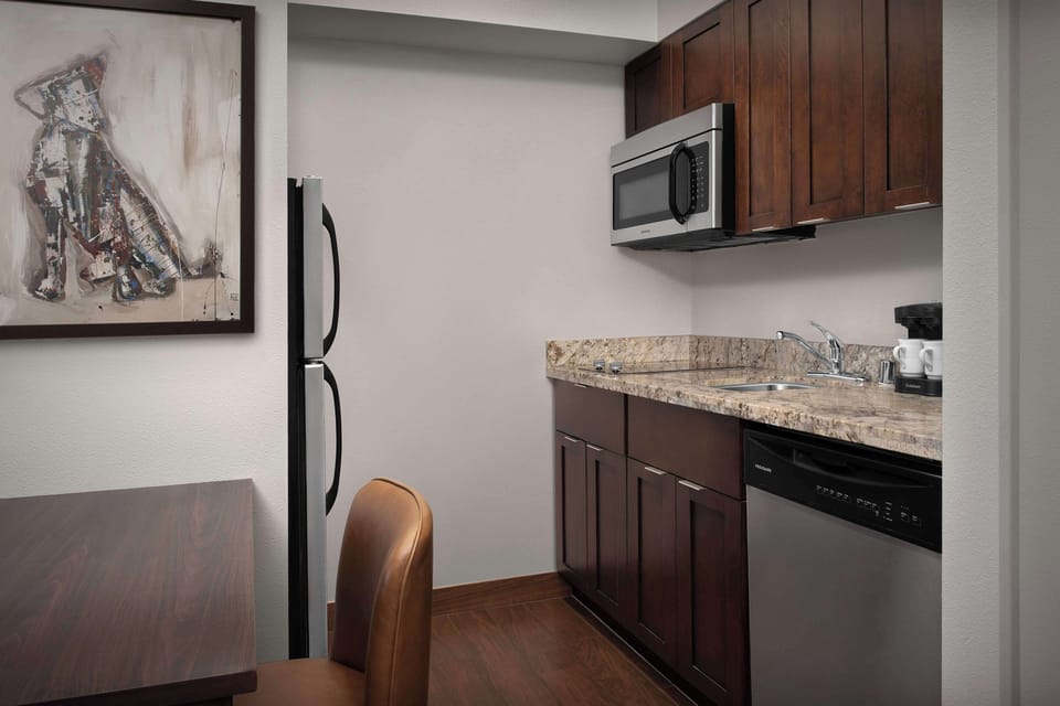 Full-size fridge, microwave, stovetop, dishwasher