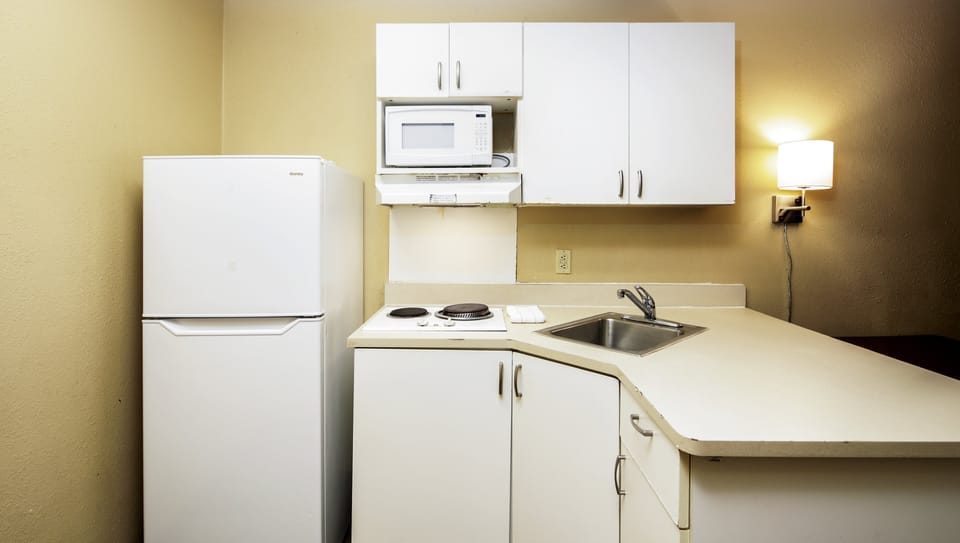 Standard Room, 2 Double Beds, Non Smoking, Kitchen | Private kitchen | Full-size fridge, microwave, stovetop, coffee/tea maker