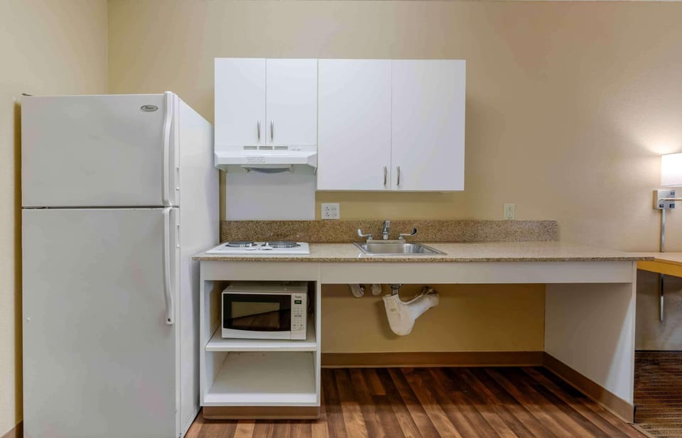 Full-size fridge, microwave, stovetop, coffee/tea maker