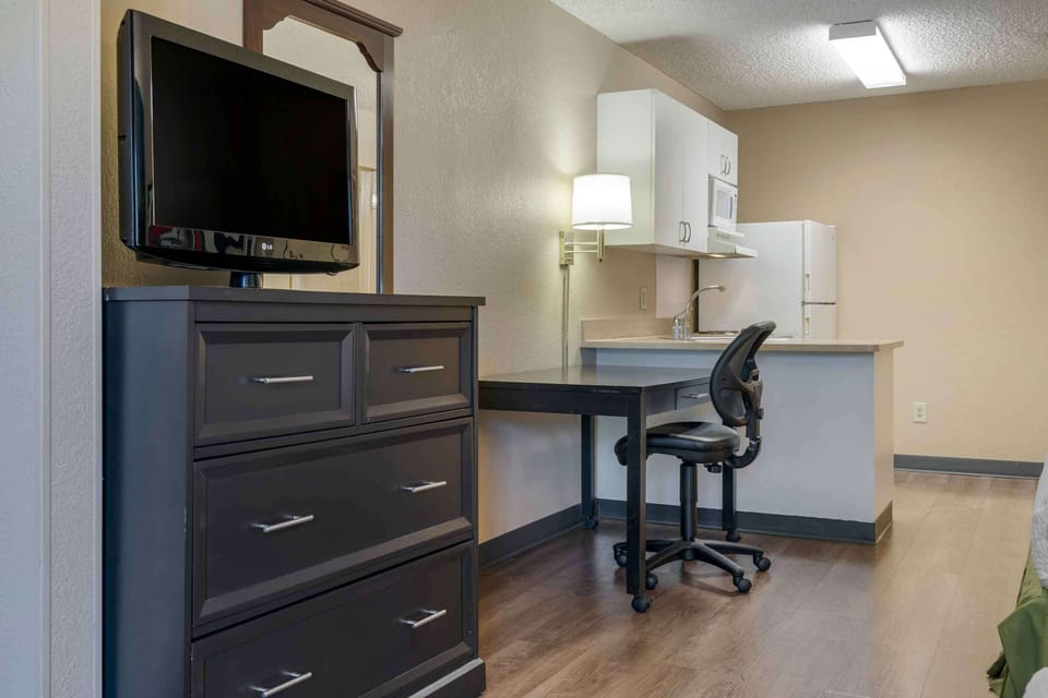 Studio, 2 Double Beds, Non Smoking | Desk, iron/ironing board, free WiFi, bed sheets
