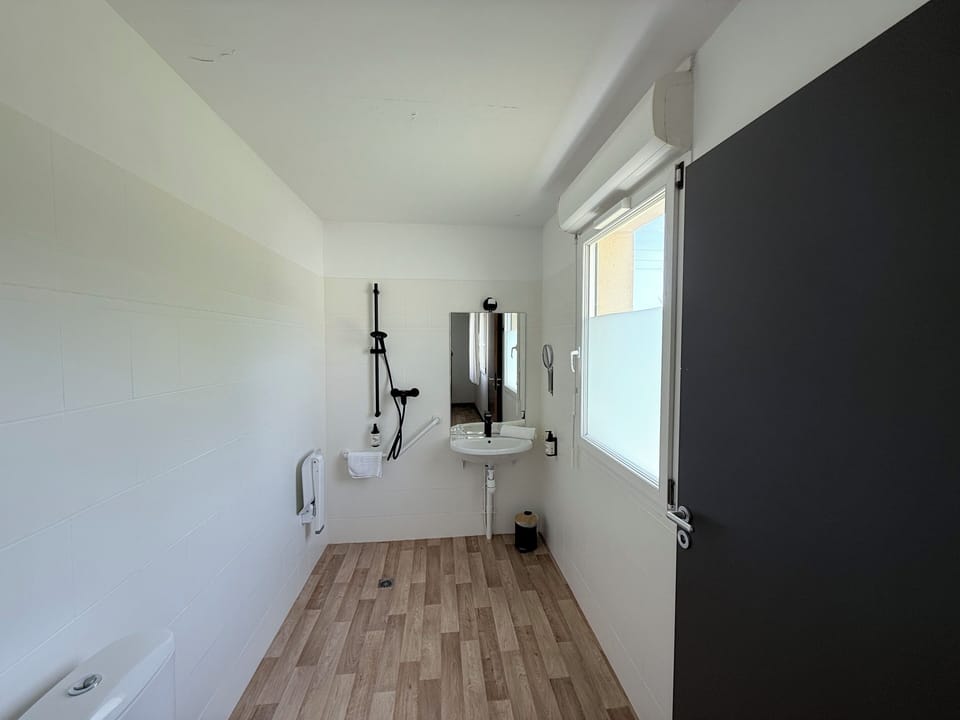Superior Room, Mobility Accessible | Bathroom | Shower, free toiletries, hair dryer, towels