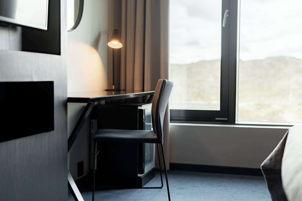 Room, 1 Queen Bed | Minibar, in-room safe, desk, blackout drapes