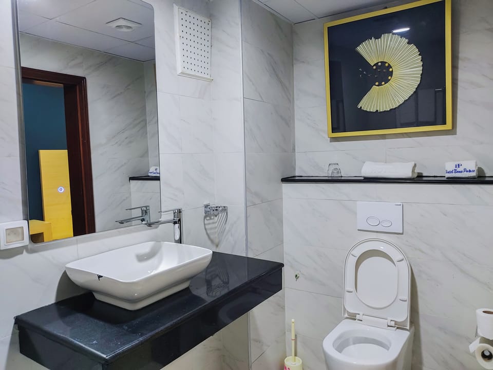 Deluxe Room | Bathroom | Combined shower/tub, free toiletries, towels