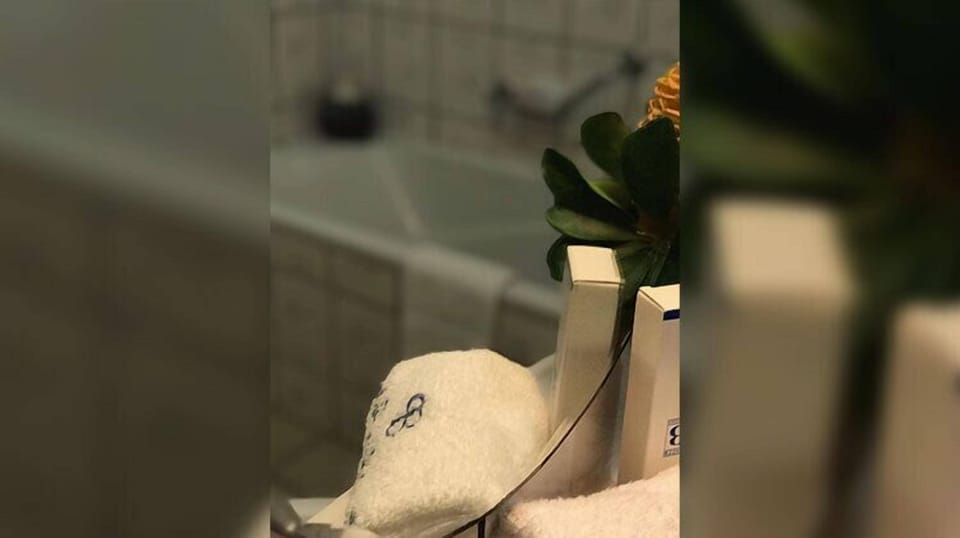 Junior Suite | Bathroom amenities | Combined shower/tub, free toiletries, towels