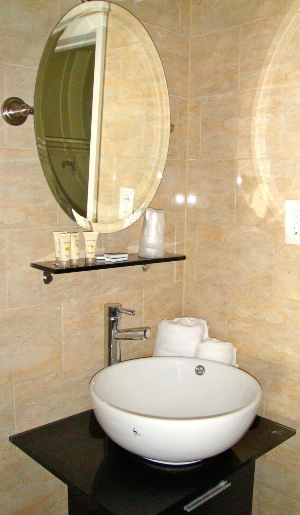 Combined shower/tub, free toiletries, hair dryer, towels